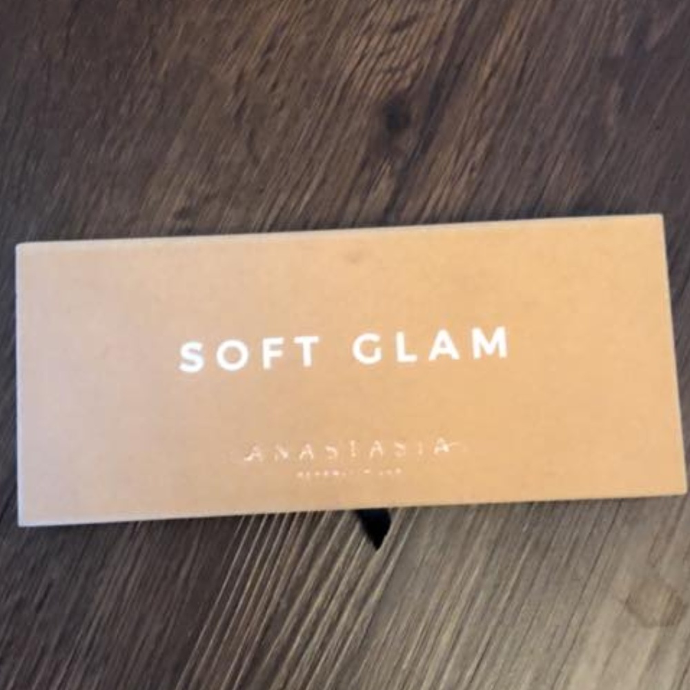 ANASTASIA SOFT GLAM